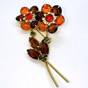 Vintage rhinestone flower brooch.​​